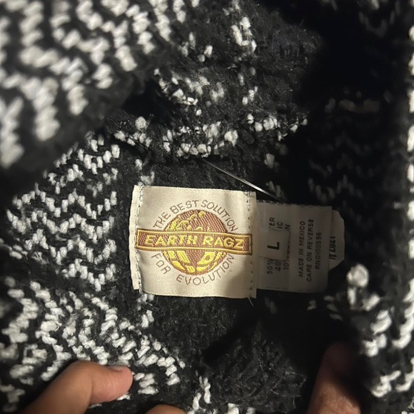 Earth rags sweater nothing wrong with it it’s in perfect condition - Picture 2 of 3